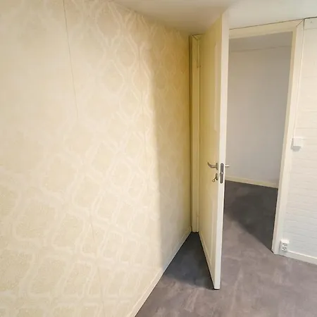 Cozy Private House With Free Parking Lägenhet