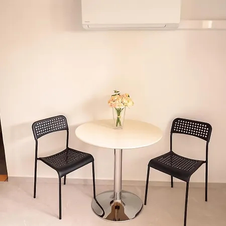 Cozy Private House With Free Parking Lägenhet